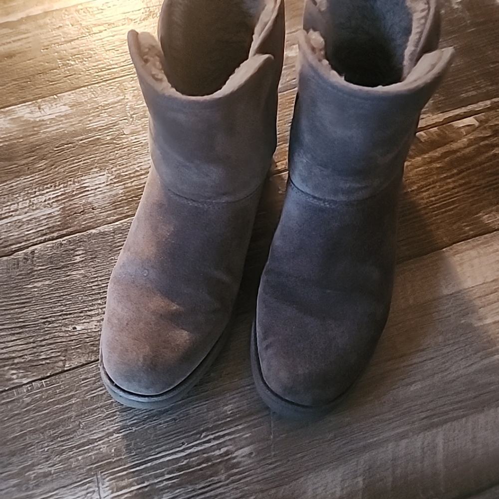 UGG size 7 gray boots in excellent condition